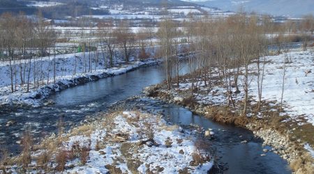 El riu Segre al pas per la Seu d'Urgell després d'una nevada