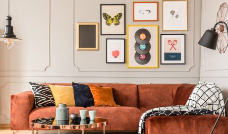 Un saló amb les parets decorades