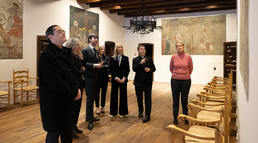 El copríncep episcopal en la seva visita a la reformada Casa de la Vall (Consell General)