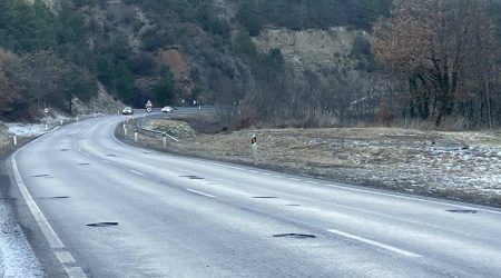 Nombrosos sots en un tram de carretera de l'N-260
