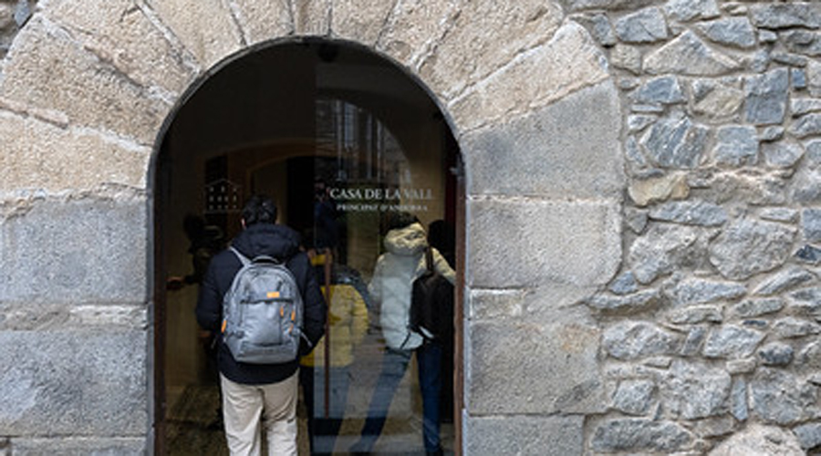 Uns visitants entrant a la Casa de la Vall (Consell General)