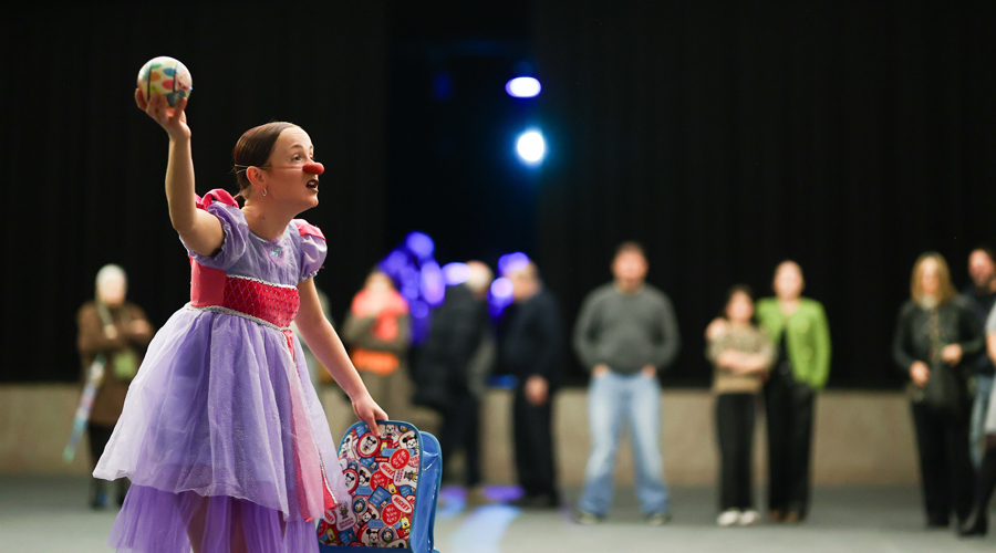 Aina Sánchez durant el seu espectacle (@FacuSantana per al Comu d'Encamp)