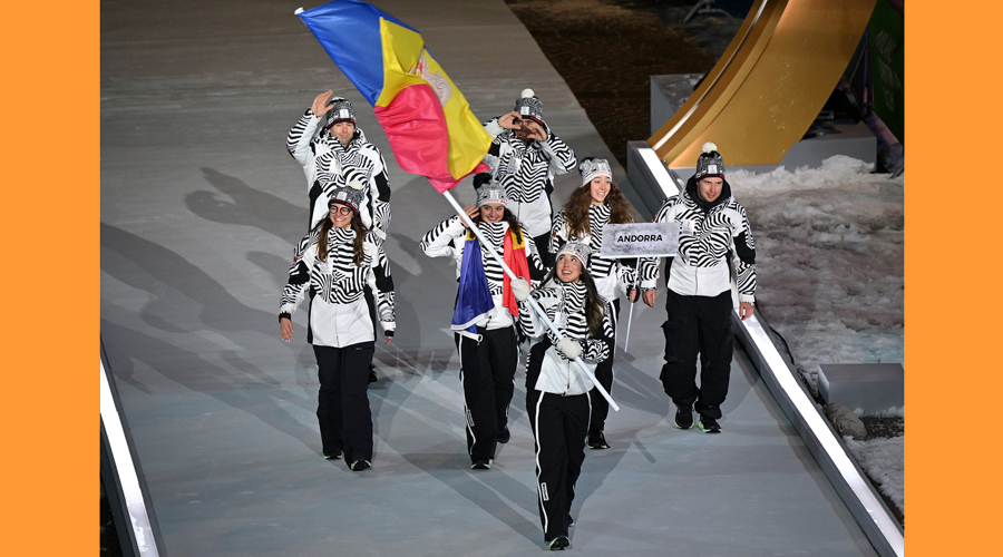 L'altra part de la delegació olímpica andorrana amb Cande Moreno de banderera (COA)