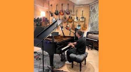 Èric Rossell tocant el piano