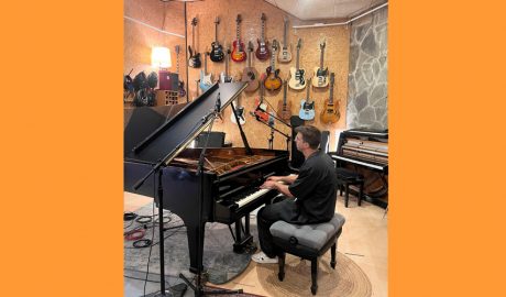 Èric Rossell tocant el piano