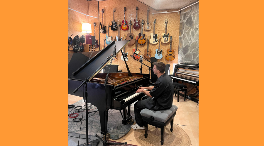 Èric Rossell tocant el piano