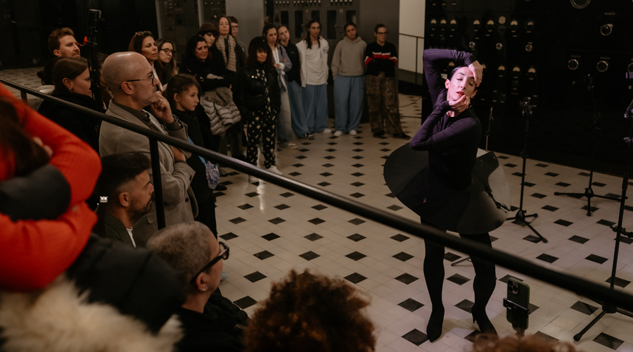 Un instant de l'actuació de Lorena Nogal (@RCaudiovisuals per al Comú d'Encamp)