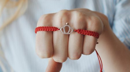 Una polsera feta amb macramé