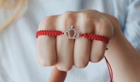 Una polsera feta amb macramé