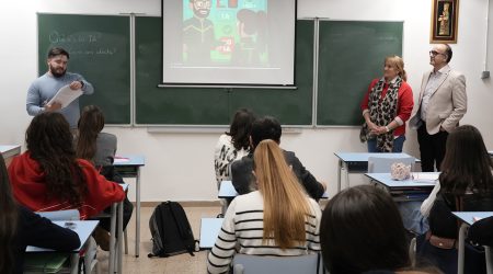 Alumnes rebent la formació sobre IA