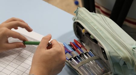 Un alumne amb el seu material escolar