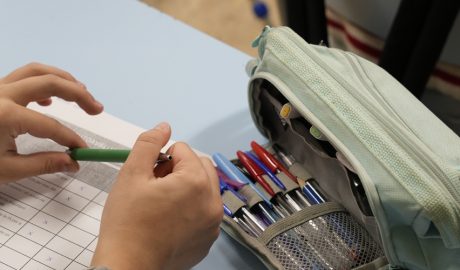 Un alumne amb el seu material escolar