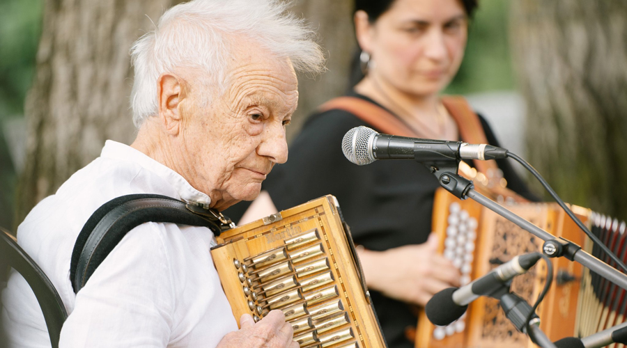 Artur Blasco, amb Cati Plana, en un concert al Dansàneu, aquest estiu passat (Foto: Dansàneu)