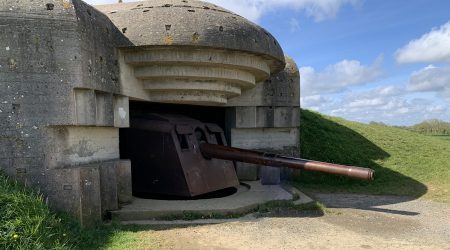 Un búnquer de guerra amb un canó
