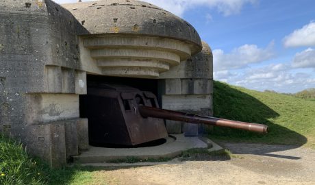 Un búnquer de guerra amb un canó