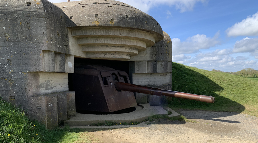 Un búnquer de guerra amb un canó
