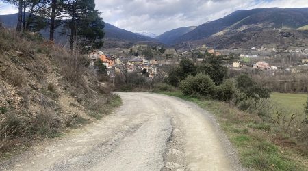 El camí entre Castellciutat i el Balcó del Pirineu, amb el poble de Castellciutat al fons