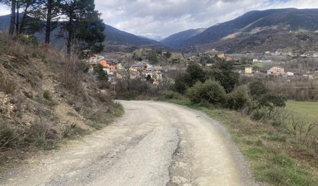 El camí entre Castellciutat i el Balcó del Pirineu, amb el poble de Castellciutat al fons