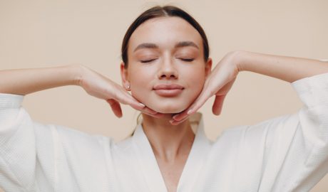 Una dona fent exercicis de gimnàstica facial