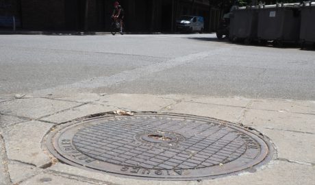 Una boca d'accés a la xarxa d'aigua i clavegueram, a l'eixample urbà de la Seu d'Urgell