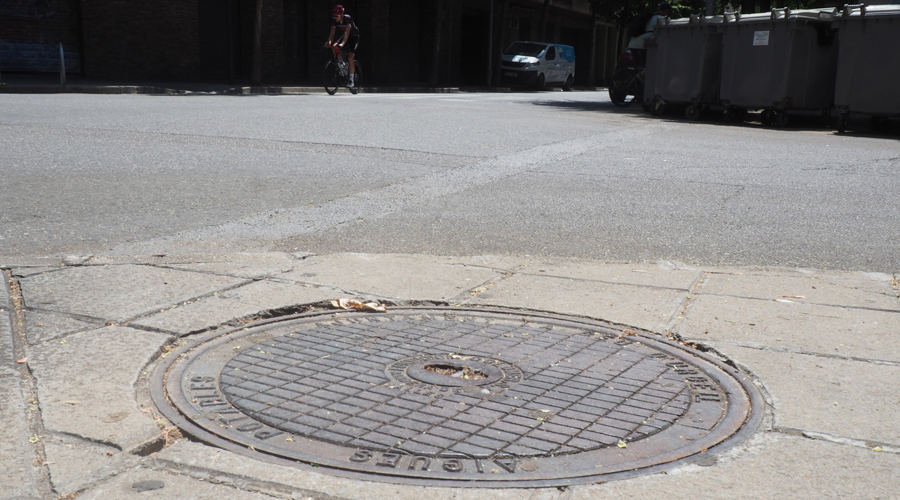 Una boca d'accés a la xarxa d'aigua i clavegueram, a l'eixample urbà de la Seu d'Urgell
