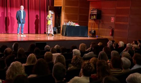 La sala es va omplir per a seguir la conferència