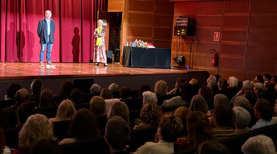 La sala es va omplir per a seguir la conferència