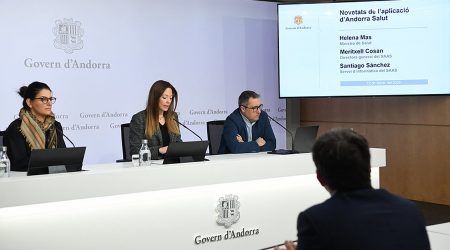 Meritxell Cosan, Helena Mas i Santiago Sánchez durant la presentació