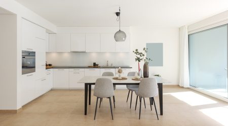 Una cuina blanca oberta al menjador