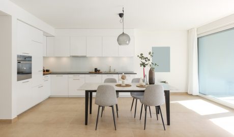 Una cuina blanca oberta al menjador