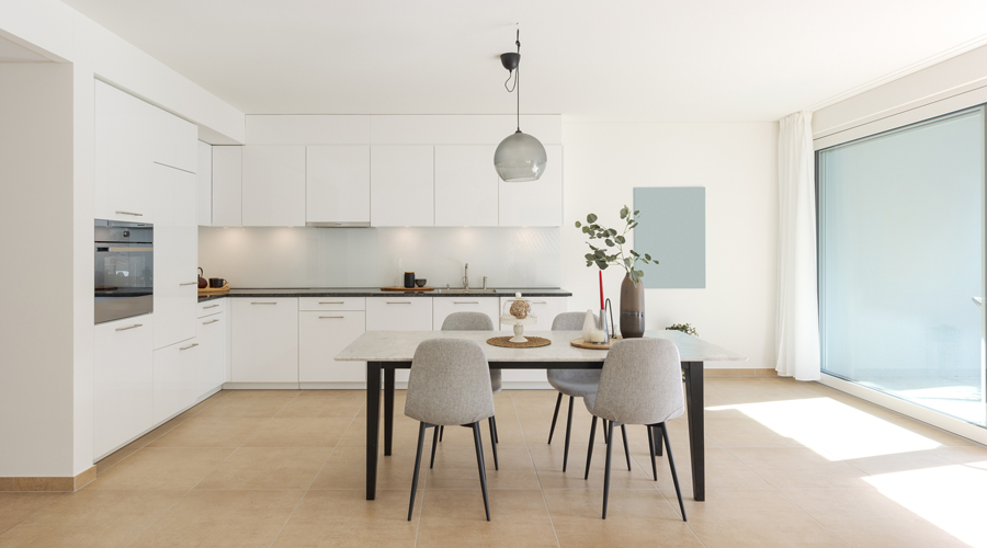 Una cuina blanca oberta al menjador