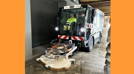 El nou vehicle decapadora adquirit per l'Ajuntament de la Seu