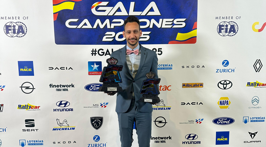 Edgar Montellà amb els dos guardons