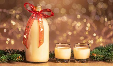 Una ampolla i dos gots de ponx d'ou o egg nog