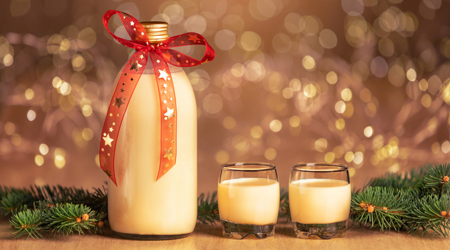 Una ampolla i dos gots de ponx d'ou o egg nog