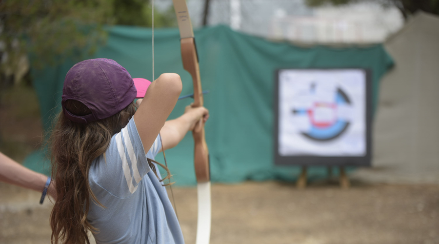 Una participant del programa “L’estiu és teu!” practica tir amb arc (Govern.cat)