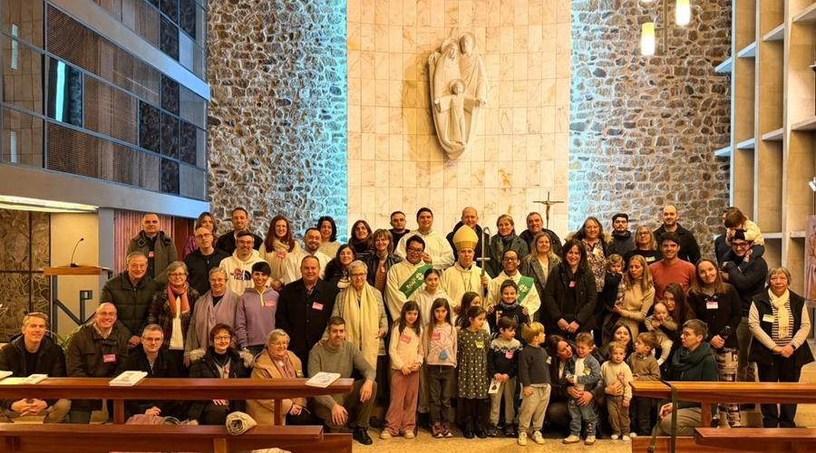 Foto de família de les persones participants