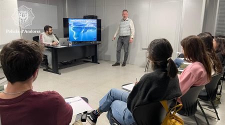 Imatge de la formació impartida sobre violències digitals envers les dones