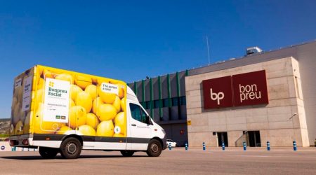 Una furgoneta de Bon Preu estacionada davant el magatzem logístic