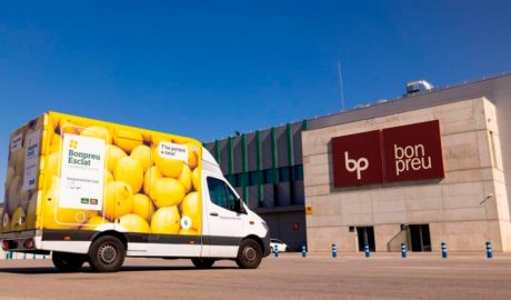 Una furgoneta de Bon Preu estacionada davant el magatzem logístic