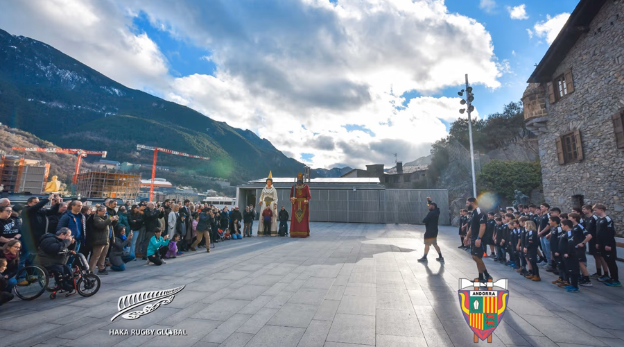 La plaça del Consell lluïa així de bé durant l'activitat (VPC Andorra)
