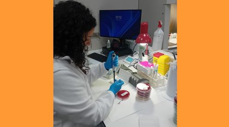 Una professional treballant al laboratori de l'hospital