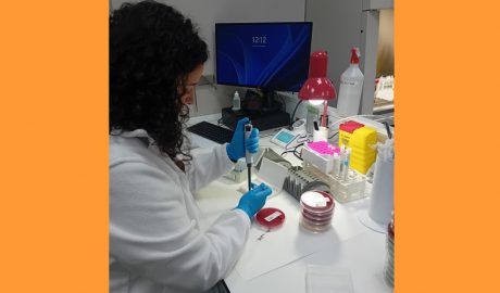 Una professional treballant al laboratori de l'hospital