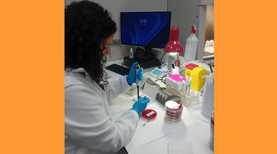 Una professional treballant al laboratori de l'hospital