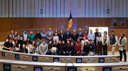 Alumnes, docents i autoritats en la foto de família de la Lliga Debat