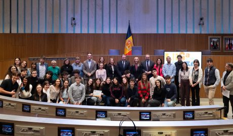 Alumnes, docents i autoritats en la foto de família de la Lliga Debat