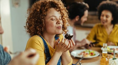 Una dona gaudint del menjar