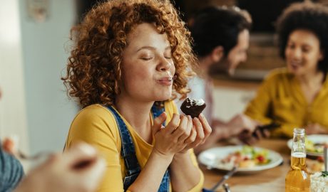 Una dona gaudint del menjar