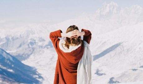 Muntanyes nevades en un clima fred i hivernal