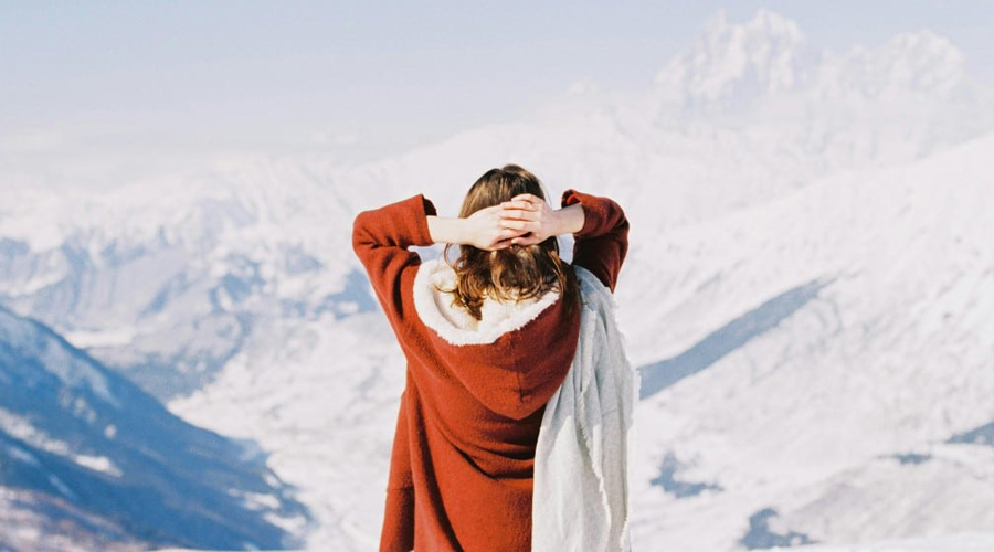 Muntanyes nevades en un clima fred i hivernal